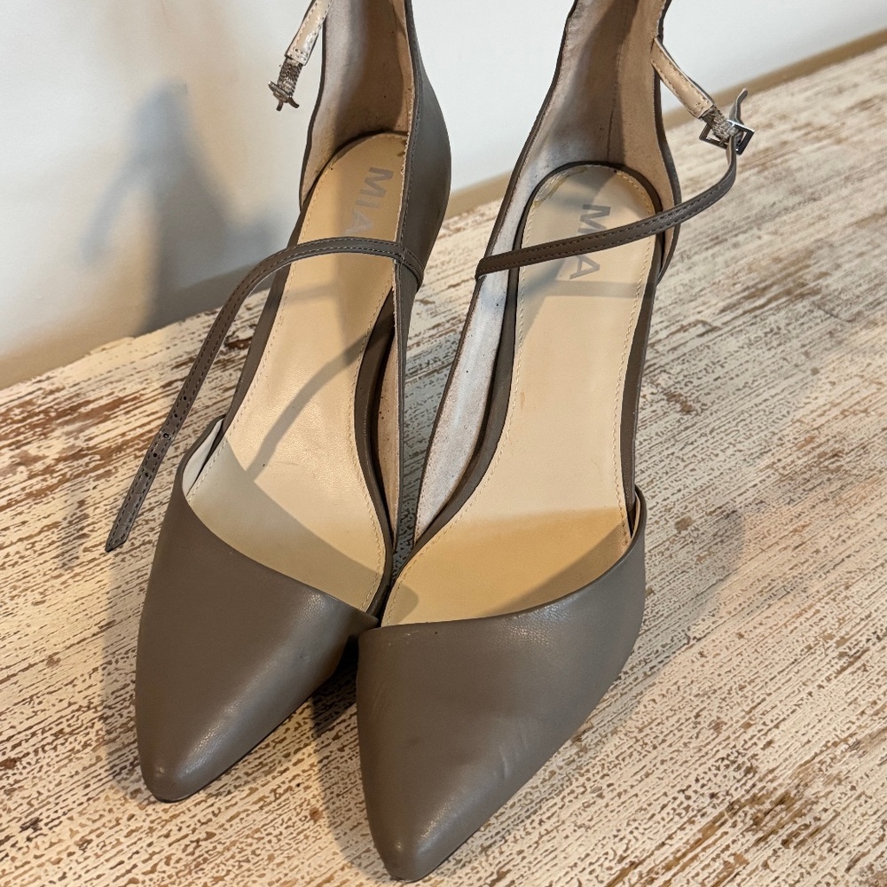 NWT - MIA Gray Leather Heels | Size 10M